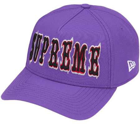 Boné Supreme SS26 "Gothic Outline Adjustable New Era" Roxo