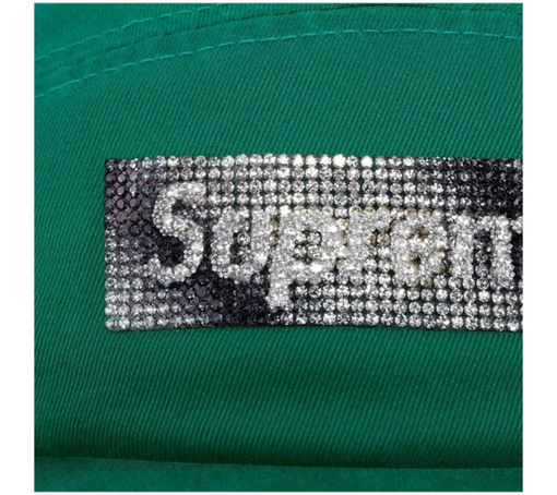 Boné Supreme FW26 "Rhinestone Label Camp Cap Green" Verde