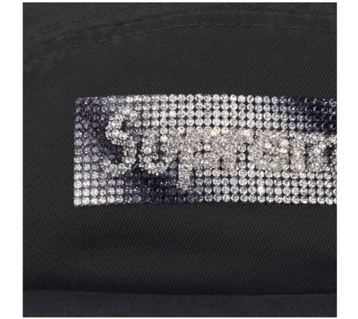 Boné Supreme FW26 "Rhinestone Label Camp Cap Black" Preto