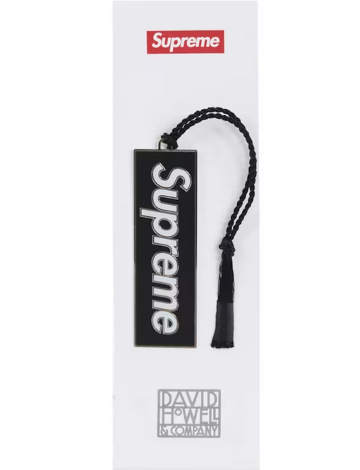 Marcador de Páginas Supreme x David Howell & Co "Metal Bookmark" Preto