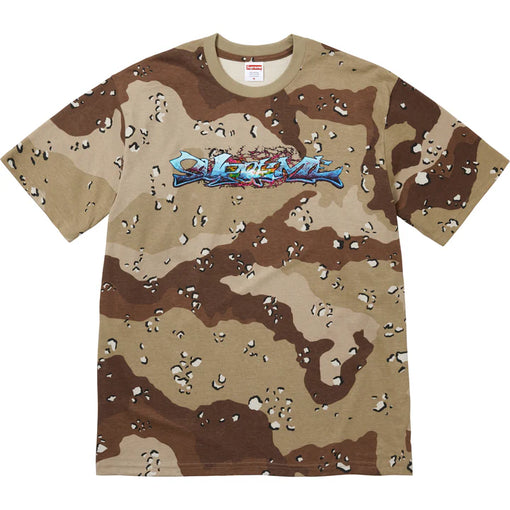 Camiseta Supreme Tag FW25 "Chocolate Chip Camo" Marrom