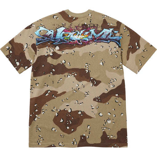 Camiseta Supreme Tag FW25 "Chocolate Chip Camo" Marrom