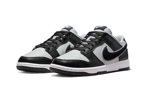 Tênis Dunk Low "Chenille Swoosh" Preto/Cinza